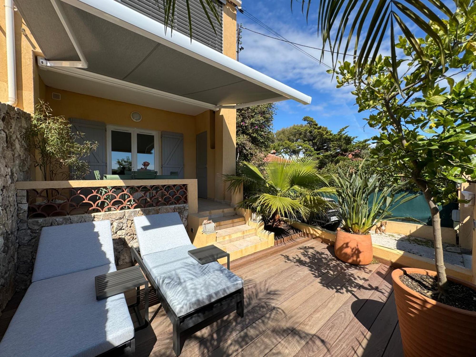 Confortable T2 Vue Mer Avec Terrasse Amenagee Et Parking Prive, Plage Et Port A Pied Sanary-sur-Mer Luaran gambar