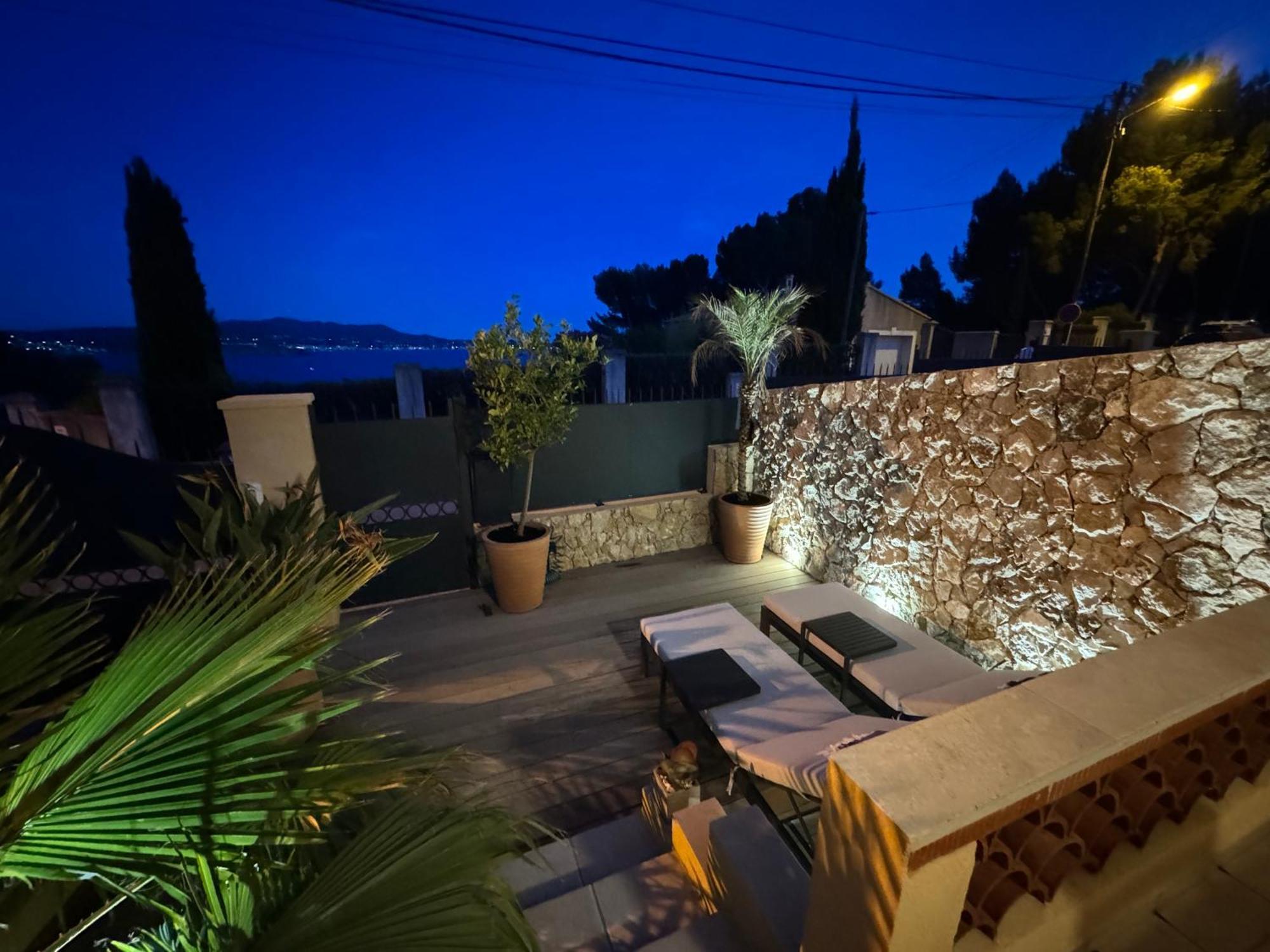 Confortable T2 Vue Mer Avec Terrasse Amenagee Et Parking Prive, Plage Et Port A Pied Sanary-sur-Mer Luaran gambar
